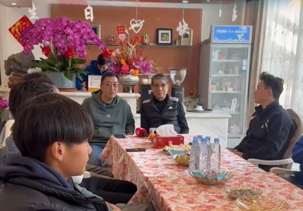  申花董事長(cháng)谷際慶帶領(lǐng)部分球員，前往崇明基地看望徐根寶指導