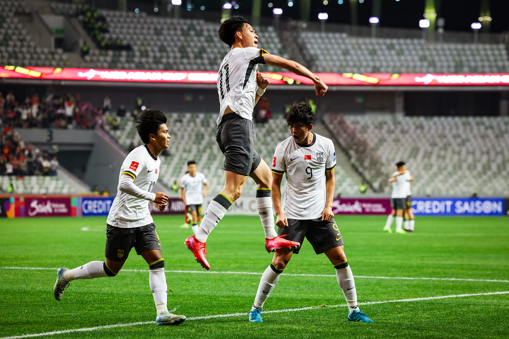  全面壓制！國青半場(chǎng)控球率高達7成，射門(mén)比9-3，造對方3張黃牌