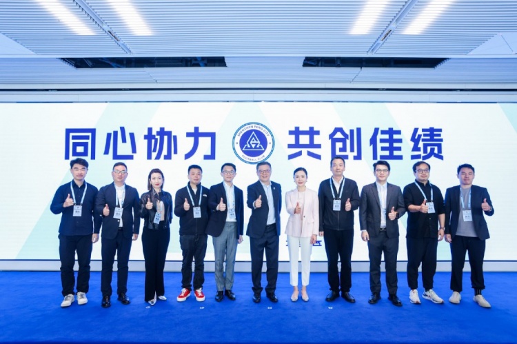  足球報：10家企業(yè)捧場(chǎng)新賽季出征儀式，深圳新鵬城進(jìn)一步做強做優(yōu)
