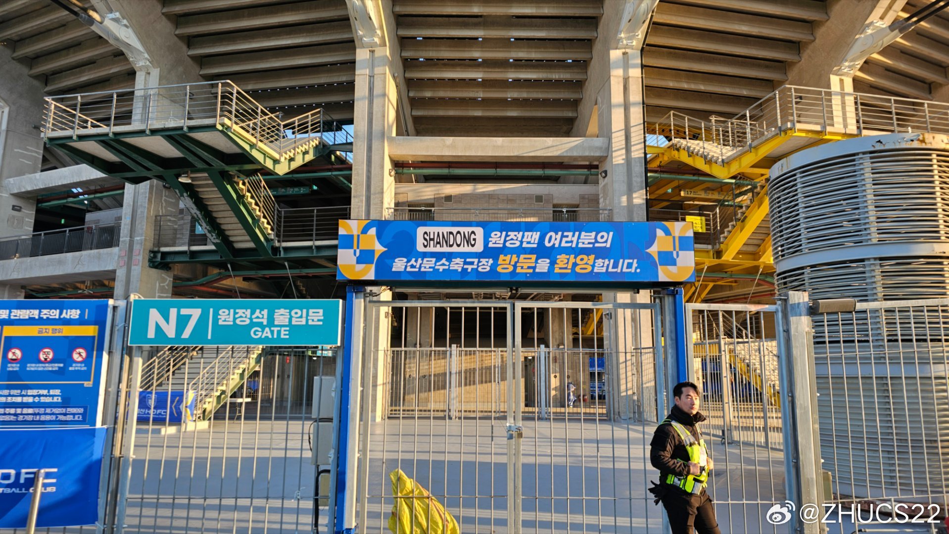  博主：蔚山現場(chǎng)工作人員、轉播車(chē)、安保在準備撤場(chǎng)，場(chǎng)外一片安靜
