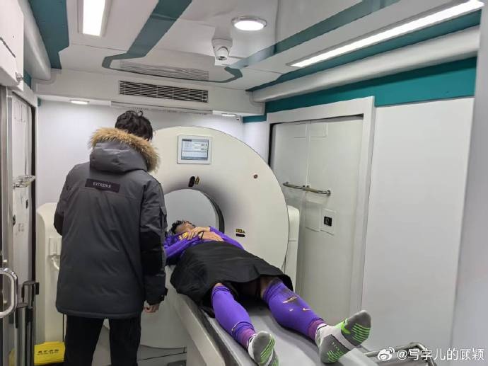  補時(shí)階段頭部被撞，天津記者：目前謝維軍正在醫院接受檢查