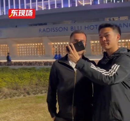  塞爾吉尼奧現身上海八萬(wàn)人體育場(chǎng)，并與球迷親切打招呼合影