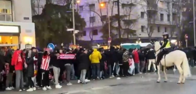  馬競球迷進(jìn)入伯納烏時(shí)向人群投擲雜物，導致安保對其進(jìn)行脫鞋檢查