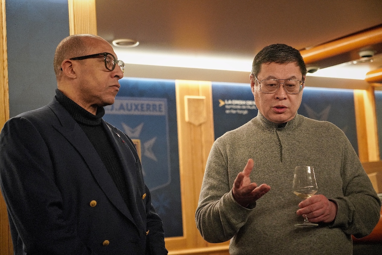  法國足協(xié)主席迪亞洛做客歐塞爾，并與董事會(huì )主席周云杰會(huì )晤