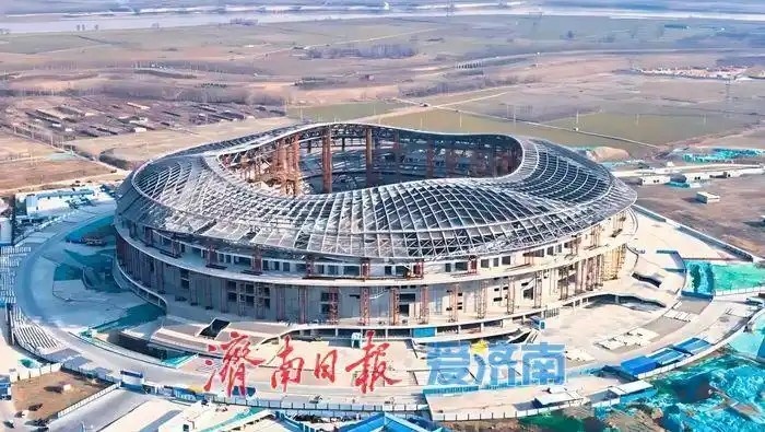  魯媒：戴上1.6萬(wàn)噸“鋼鐵巨冠”，黃河體育中心球場(chǎng)完成屋蓋施工