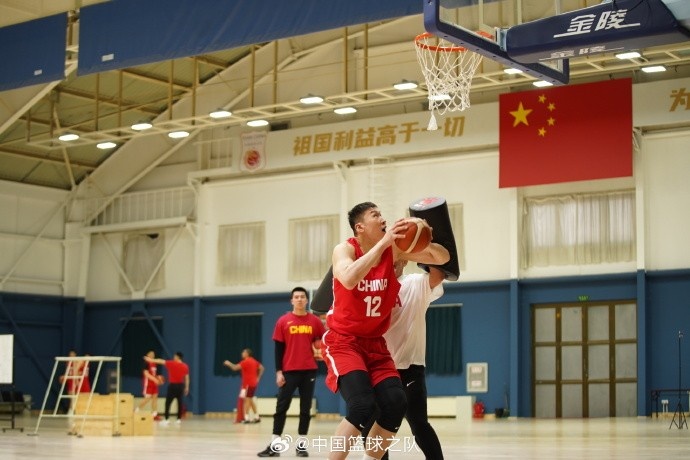  中國籃球之隊官博：大塊頭 大能量 祝李炎哲25歲生日快樂(lè )！