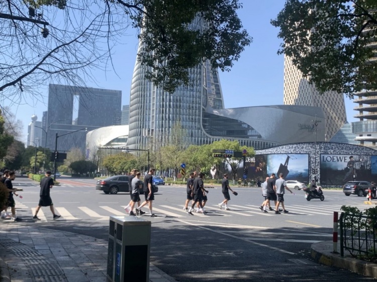  心態(tài)放松，有網(wǎng)友拍到澳大利亞隊早上在萬(wàn)象城citywalk