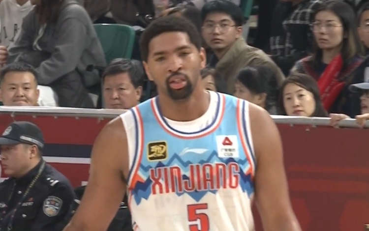  狀態(tài)出色！勞森首節打滿(mǎn)10分鐘5中4高效拿到11分2板1斷